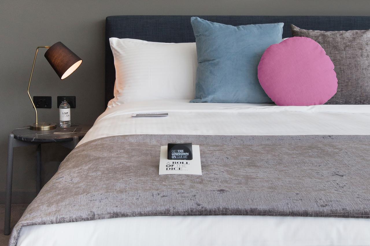 Art Series - The Chen Box Hill Extérieur photo A bed with a throw
