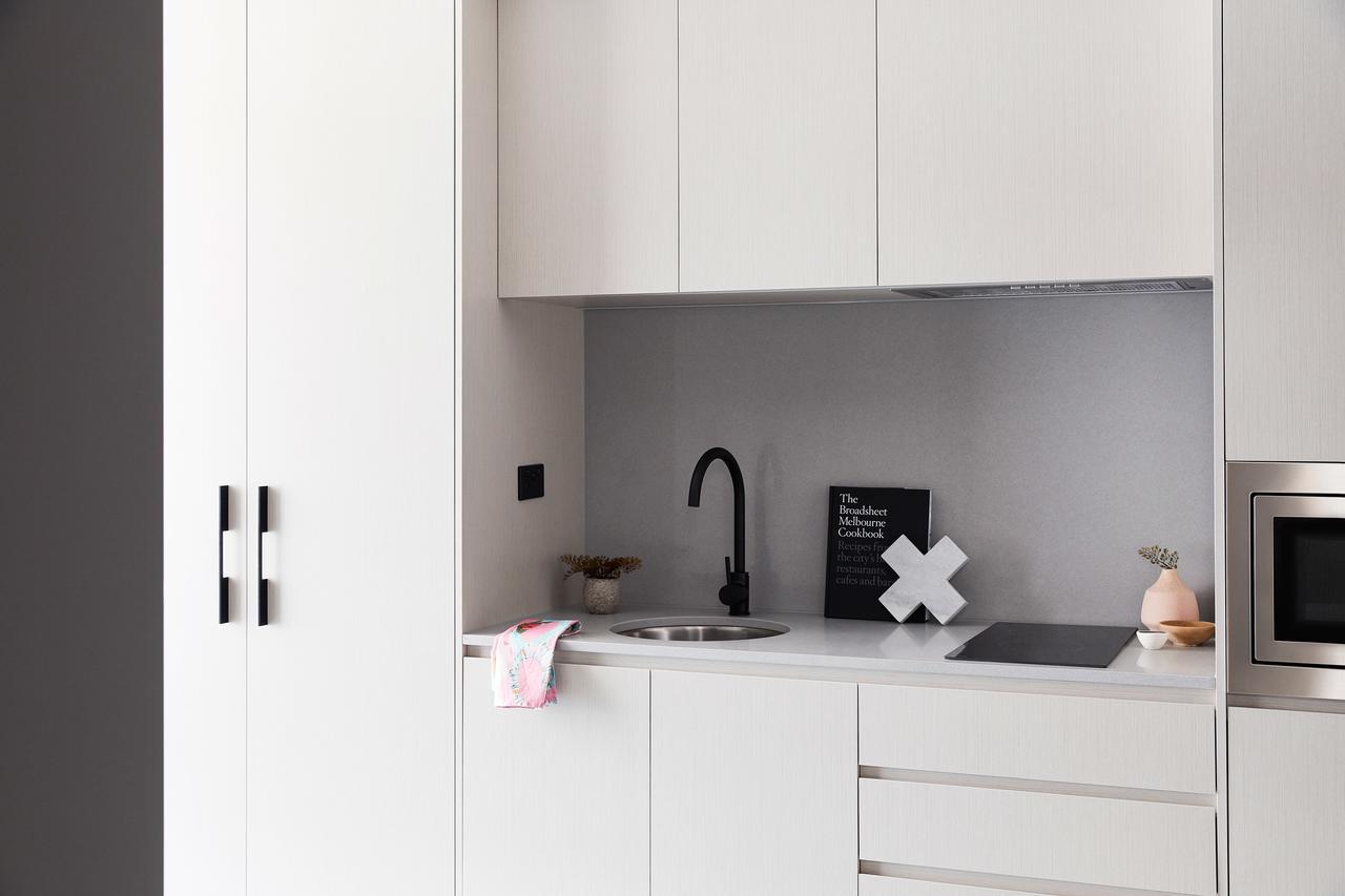 Art Series - The Chen Box Hill Extérieur photo A kitchen with a built-in sink