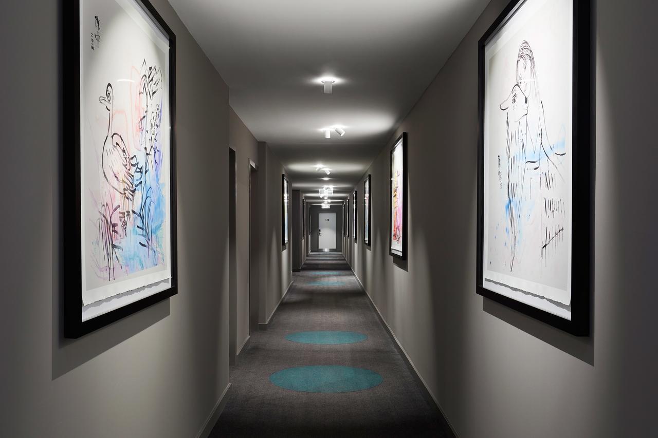Art Series - The Chen Box Hill Extérieur photo Artwork by artists from the UK