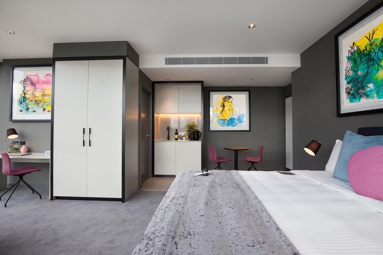 Art Series - The Chen Box Hill Extérieur photo A room at the hotel