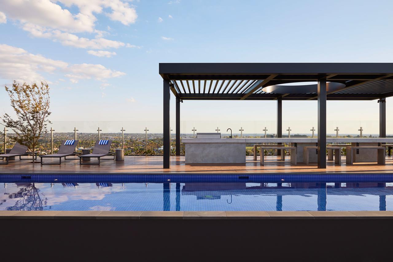 Art Series - The Chen Box Hill Extérieur photo Rooftop pool