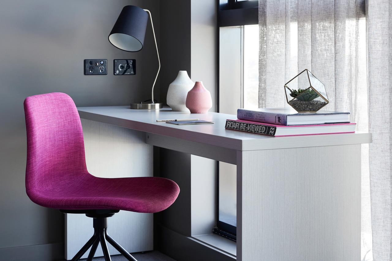 Art Series - The Chen Box Hill Extérieur photo A desk with a chair